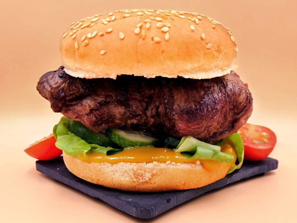 burger z polędwica wolowa i sosem miodowo musztardowym 4