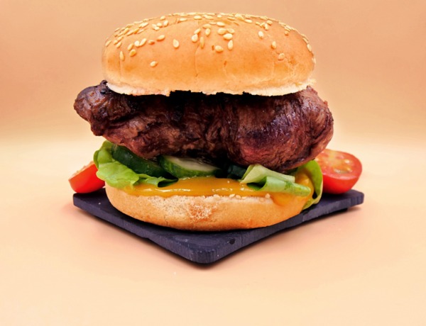 burger z polędwica wołowa i sosem miodowo musztardowym przepis