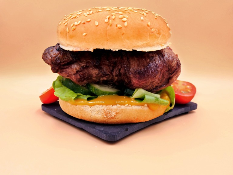 burger z polędwica wołowa i sosem miodowo musztardowym przepis
