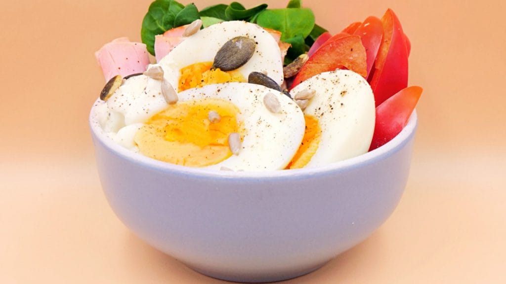 Egg bowl z wędliną przepis