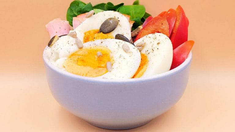 Egg bowl z wędliną przepis