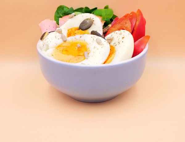 Egg bowl z wędliną przepis