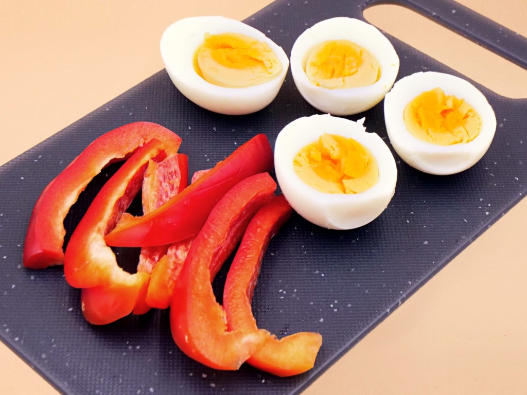Egg bowl z wędliną przepis
