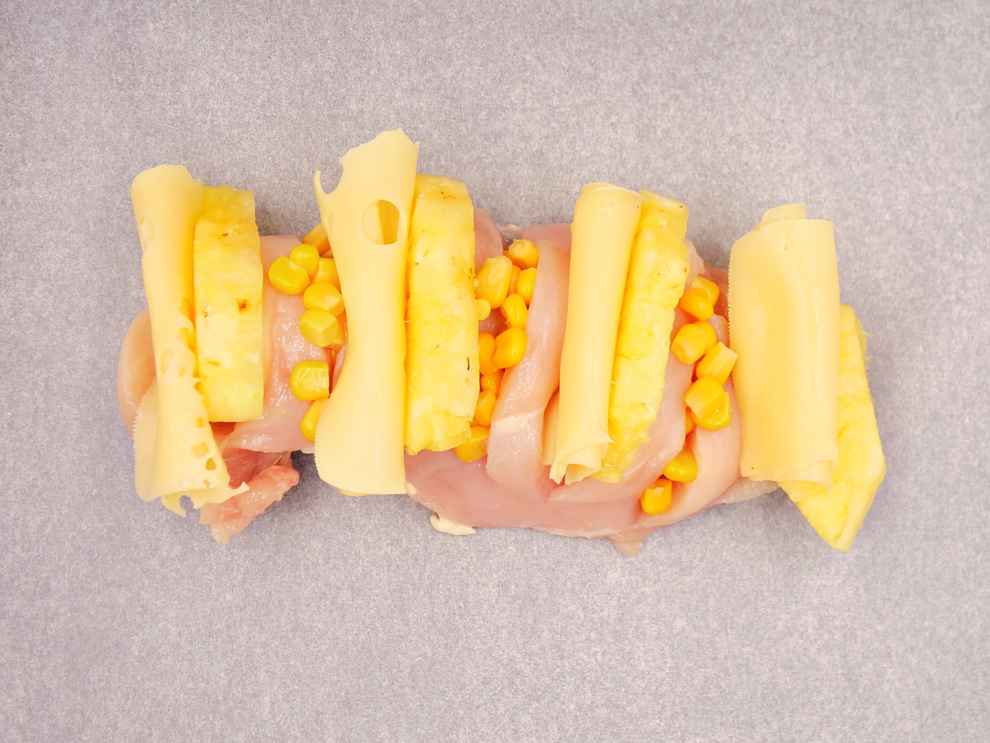 Kurczak faszerowany serem, ananasem i kukurydzą przepis