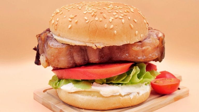 burger z rostbefem wolowym i serkiem przepis