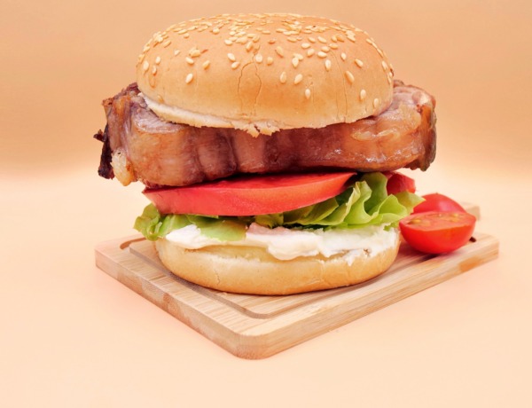 burger z rostbefem wolowym i serkiem przepis
