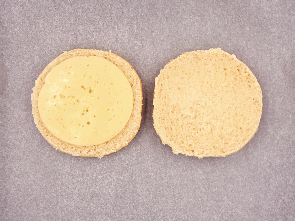 burger z rostbefem wolowym i serkiem przepis