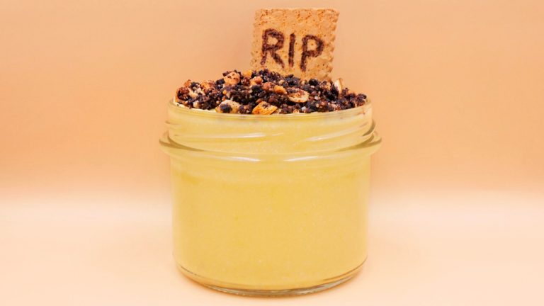 Cmentarny proteinowy dip z herbatnikami na Halloween przepis