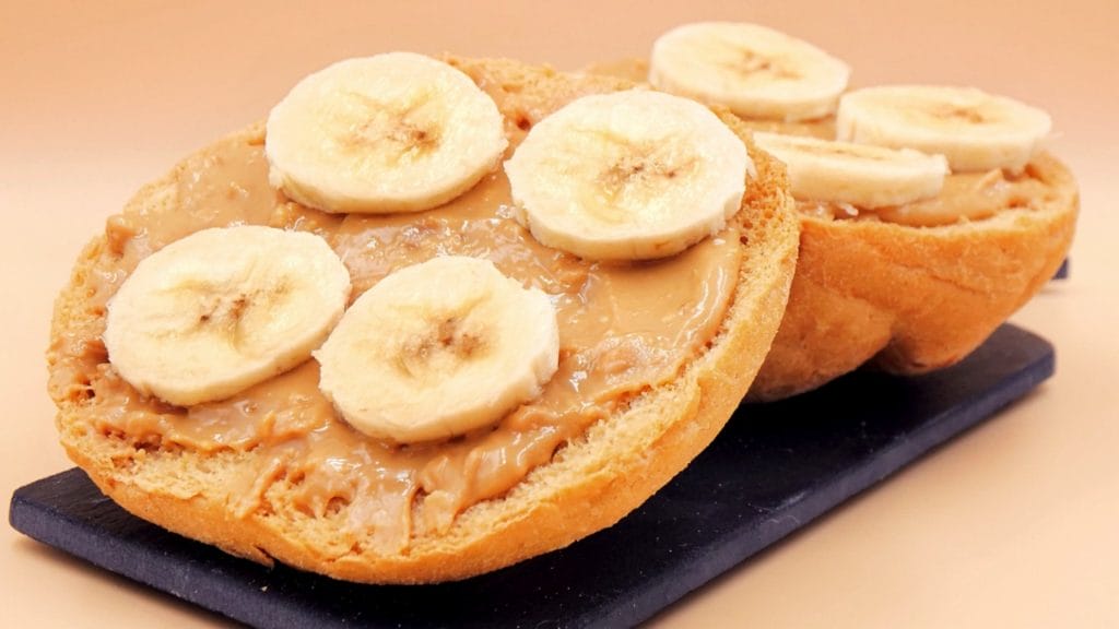 Grzanki z masłem orzechowym i bananem przepis