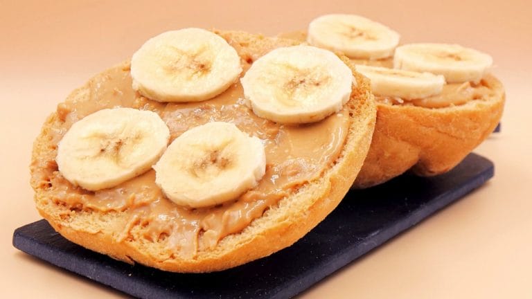 Grzanki z masłem orzechowym i bananem przepis