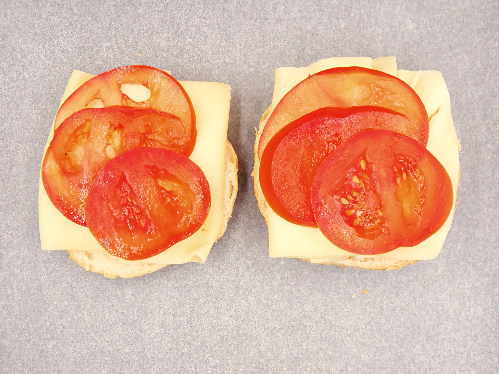 Grzanki z serem i pomidorem przepis