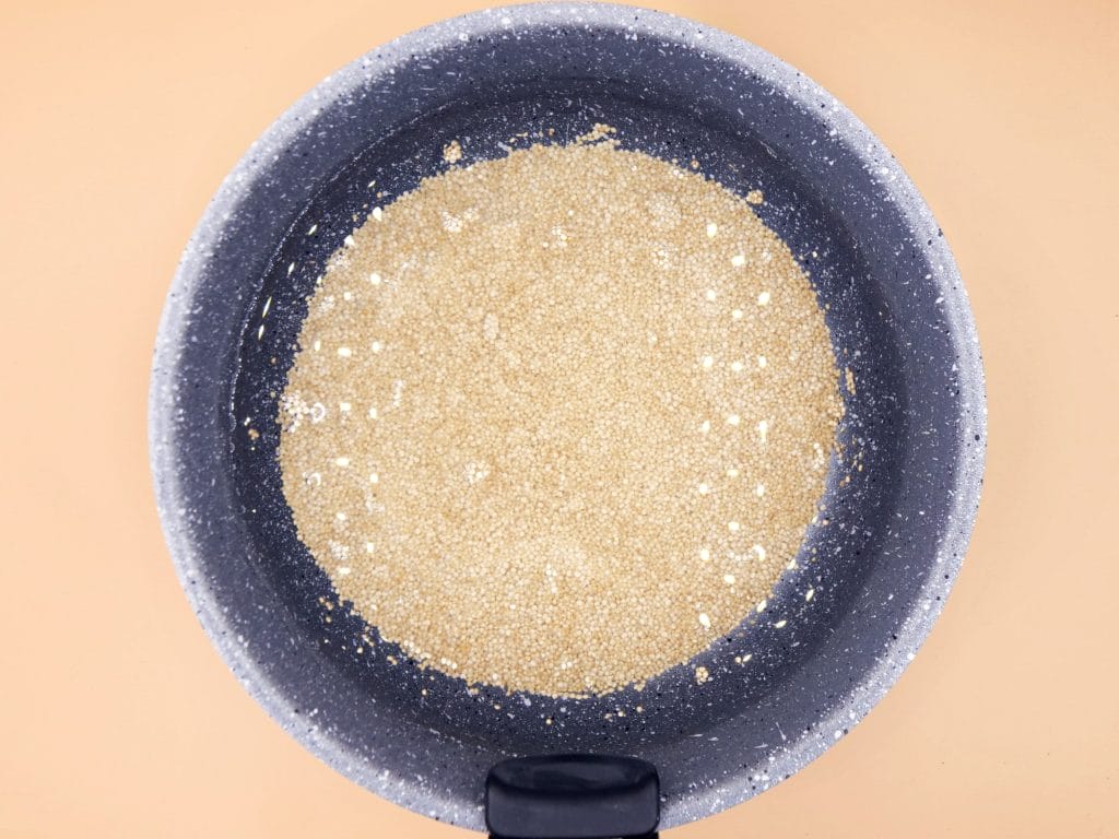 komosa ryzowa z brokulem czosnkiem i prazonym sezamem przepis