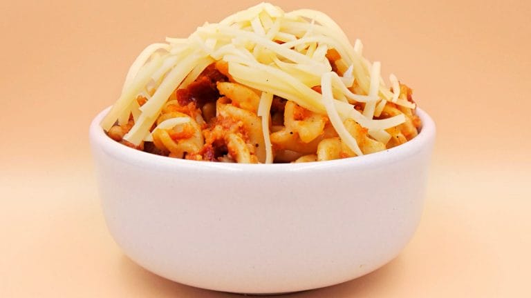 Makaron z pesto z suszonych pomidorów z serem przepis