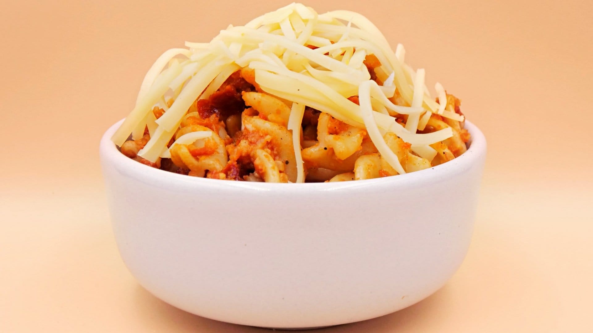 Makaron z pesto z suszonych pomidorów z serem przepis