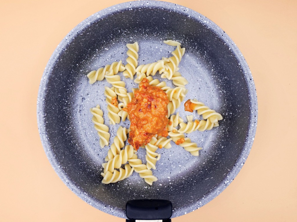 Makaron z pesto z suszonych pomidorów z serem przepis
