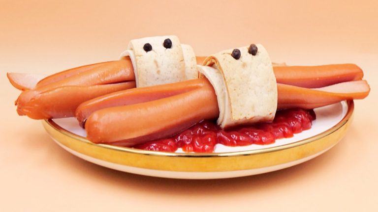 Pajęcze hot dogi na Halloween przepis