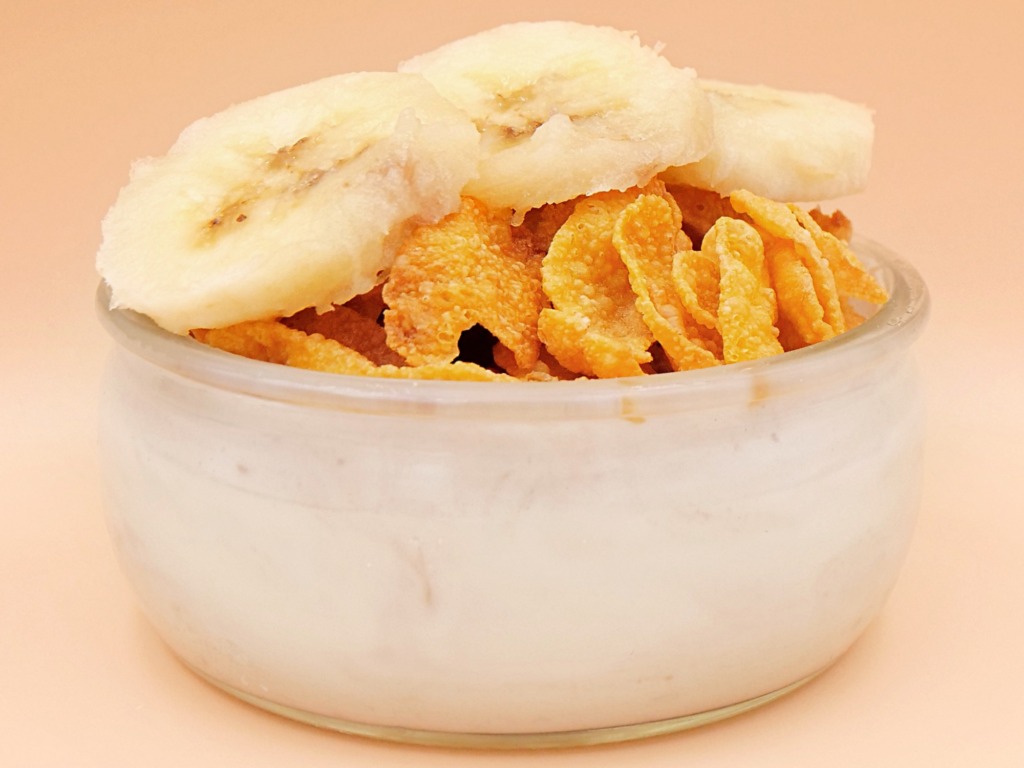 proteinowy jogurt z platkami kukurydzianymi i bananem 4