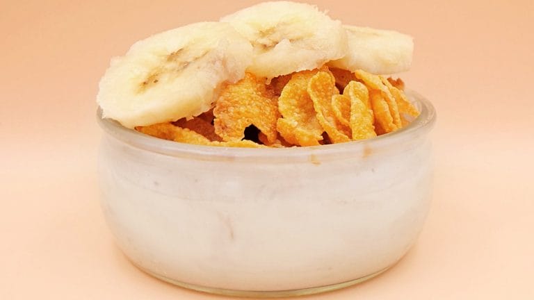 proteinowy jogurt z platkami kukurydzianymi i bananem przepis