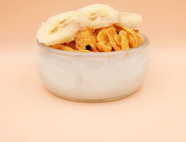 proteinowy jogurt z platkami kukurydzianymi i bananem przepis