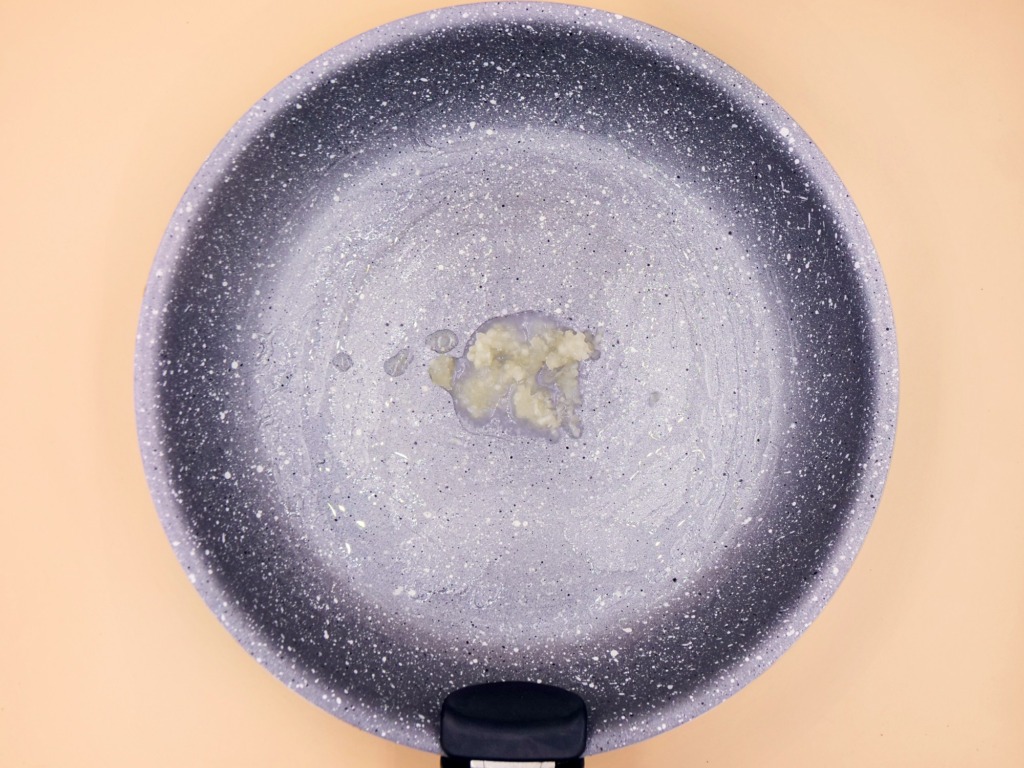 Makaron z sosem jogurtowo-czosnkowym z serem przepis
