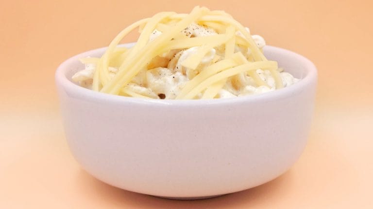 Makaron z sosem jogurtowo-czosnkowym z serem przepis