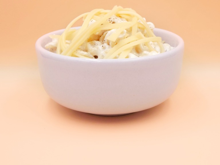 Makaron z sosem jogurtowo-czosnkowym z serem przepis