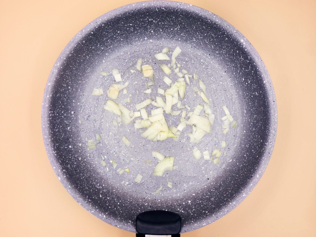 Makaron z tofu w sosie pomidorowym z serem przepis