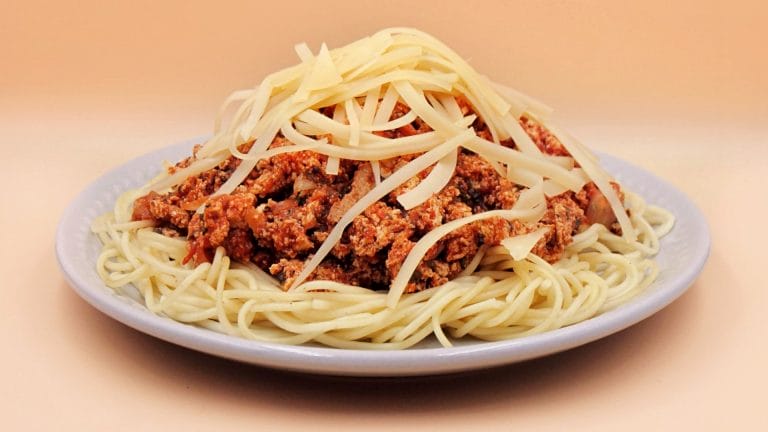 Makaron z tofu w sosie pomidorowym z serem przepis