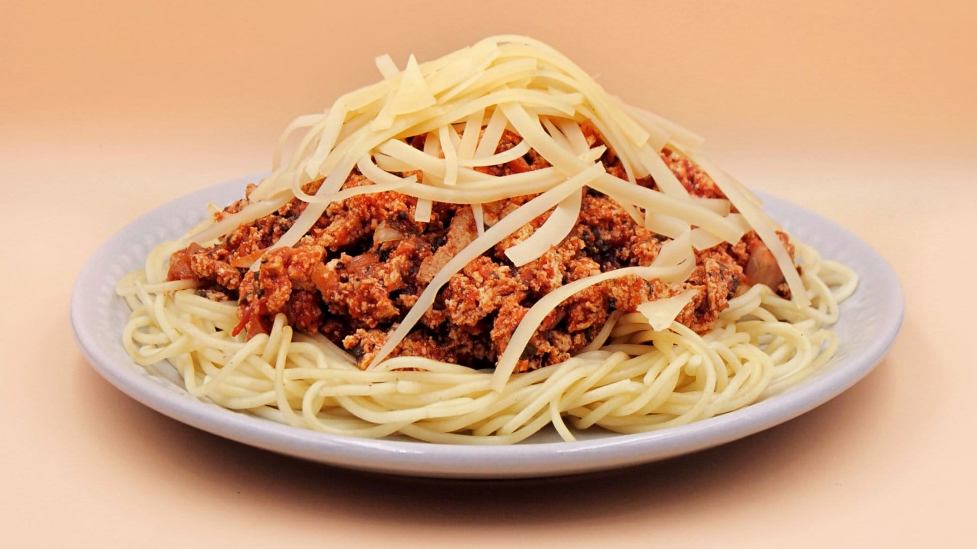 Makaron z tofu w sosie pomidorowym z serem przepis
