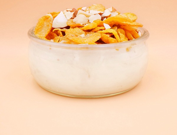 Płatki kukurydziane z jogurtem i orzechami przepis