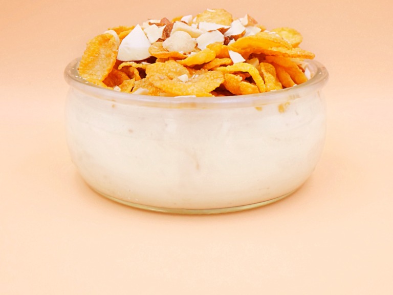 Płatki kukurydziane z jogurtem i orzechami przepis