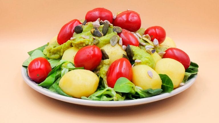 Sałatka z ziemniaczkami i guacamole przepis