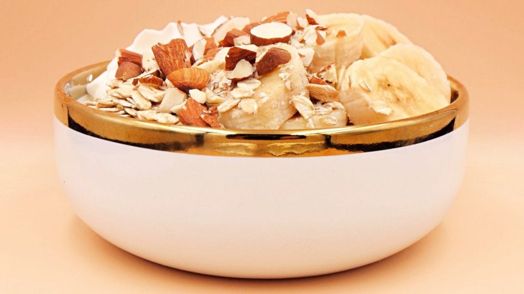 Skyr z płatkami owsianymi, bananem i migdałami przepis