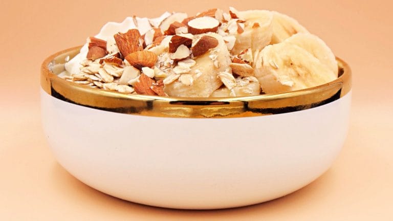 Skyr z płatkami owsianymi, bananem i migdałami przepis