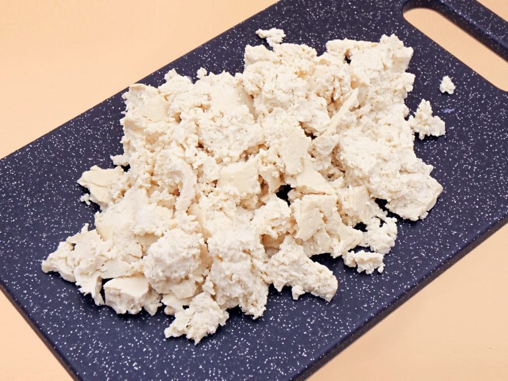 Makaron z tofu w sosie pomidorowym z serem przepis