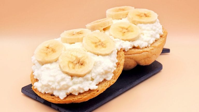 Grzanki z twarożkiem i bananem przepis