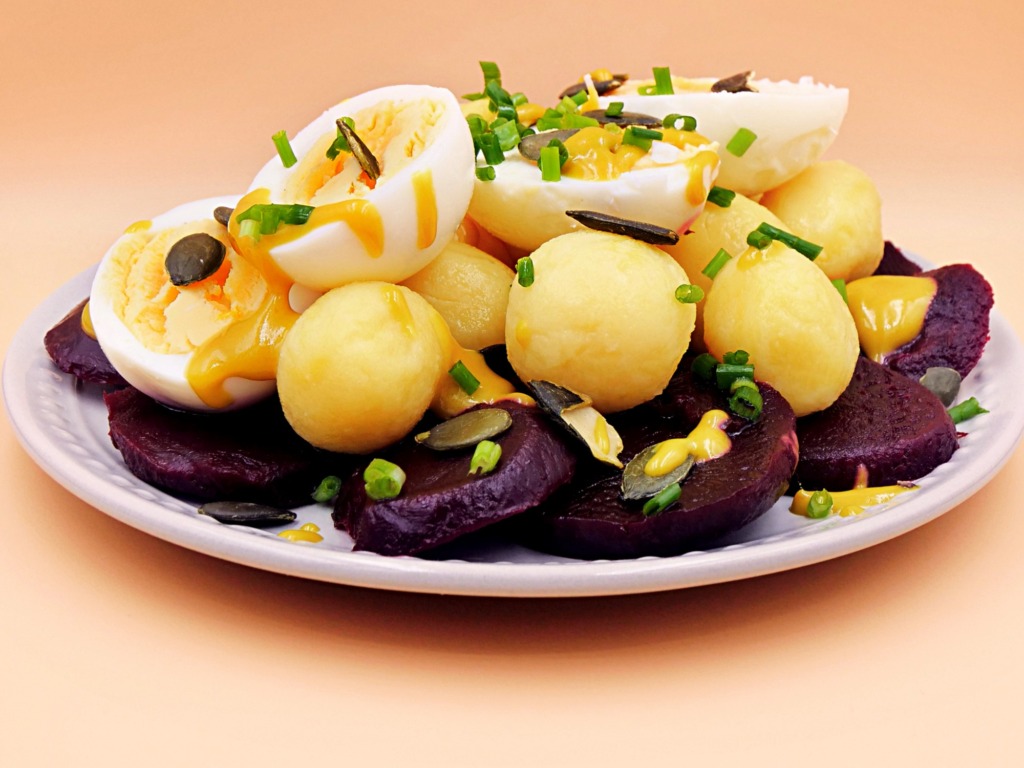 Sałatka z buraków, ziemniaków i jajek przepis