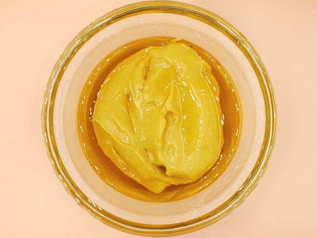 salatka z jajkami rzodkiewka i sosem miodowo musztardowym