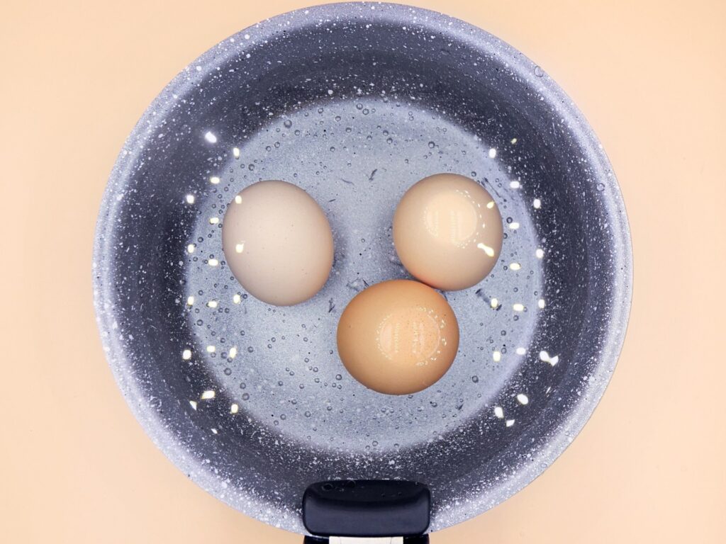 salatka z jajkiem i rzodkiewka w sosie miodowo musztardowym