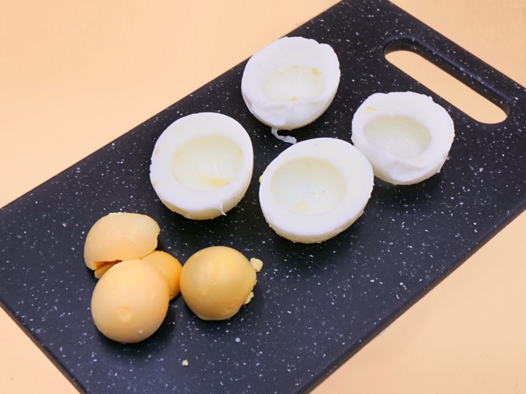 Jajka faszerowane buraczkami i chrzanem przepis