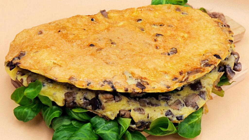 Złóż omlet na pół i przełóż na talerz