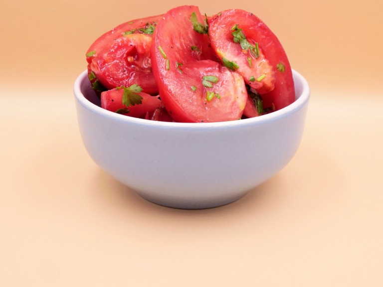 Sałatka z pomidorów i natki pietruszki przepis