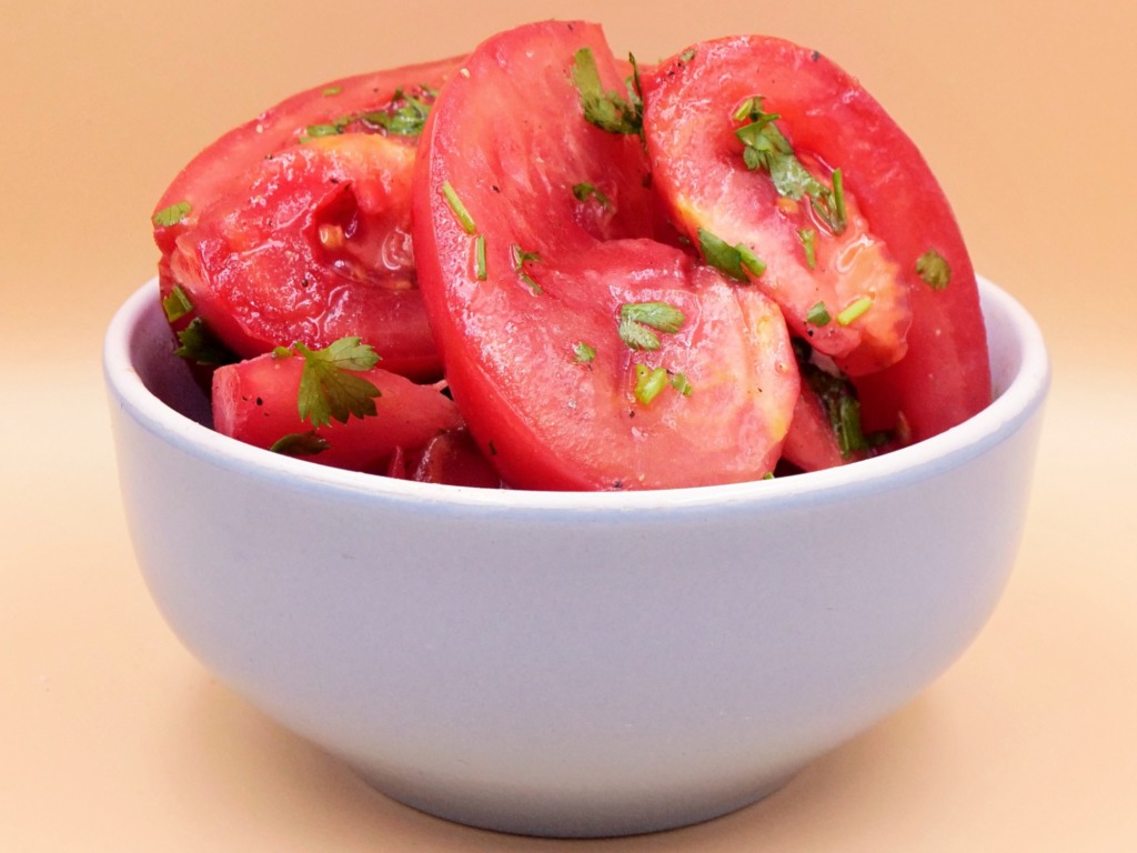 Sałatka z pomidorów i natki pietruszki przepis