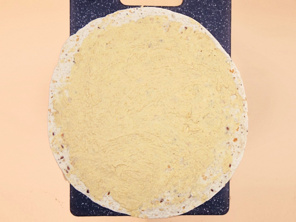 Tortilla z burakiem, mozzarellą i hummusem przepis