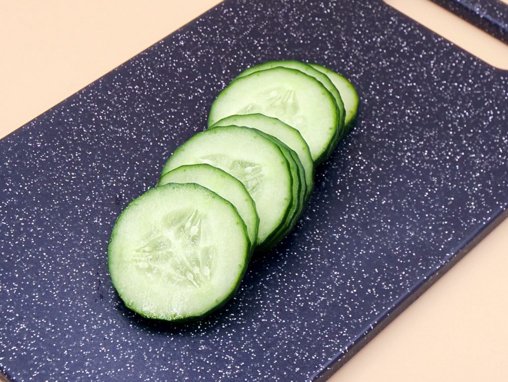 Bułka grahamka z guacamole, jajkiem na twardo i warzywami przepis