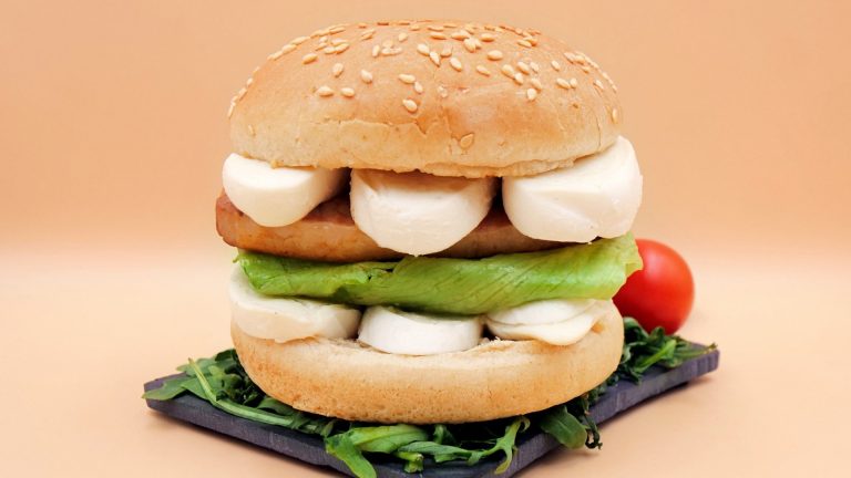 Burger ze schabem i mozzarellą przepis
