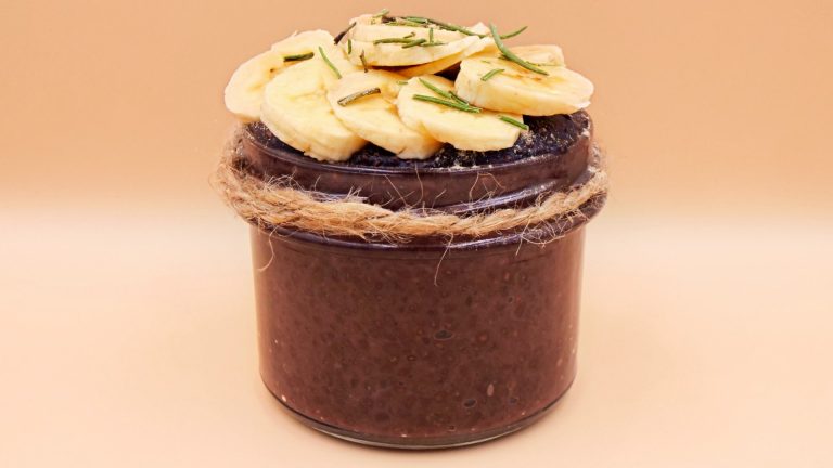 Czekoladowy budyń chia z bananem przepis