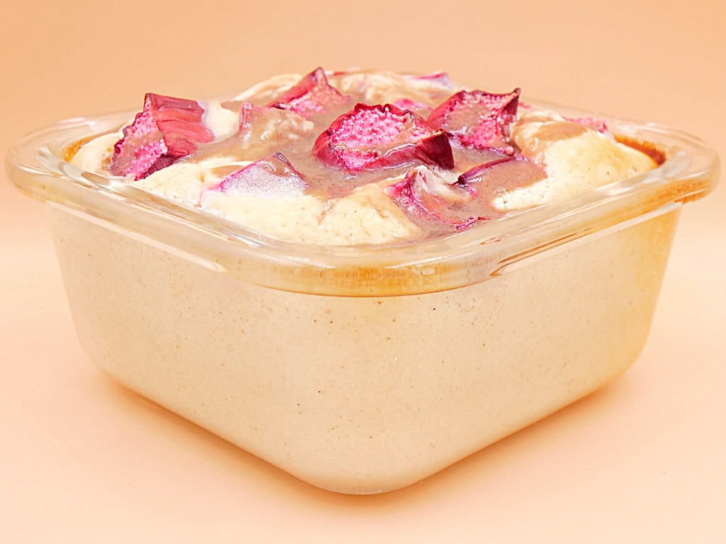 Jogurtowe ciasto z rabarbarem i polewą białkową przepis