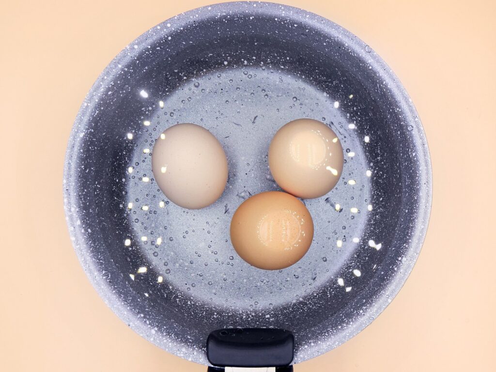 salatka z jajkiem i orzechami