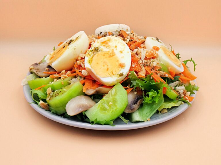 Sałatka z jajkiem, pieczarkami i orzechami przepis